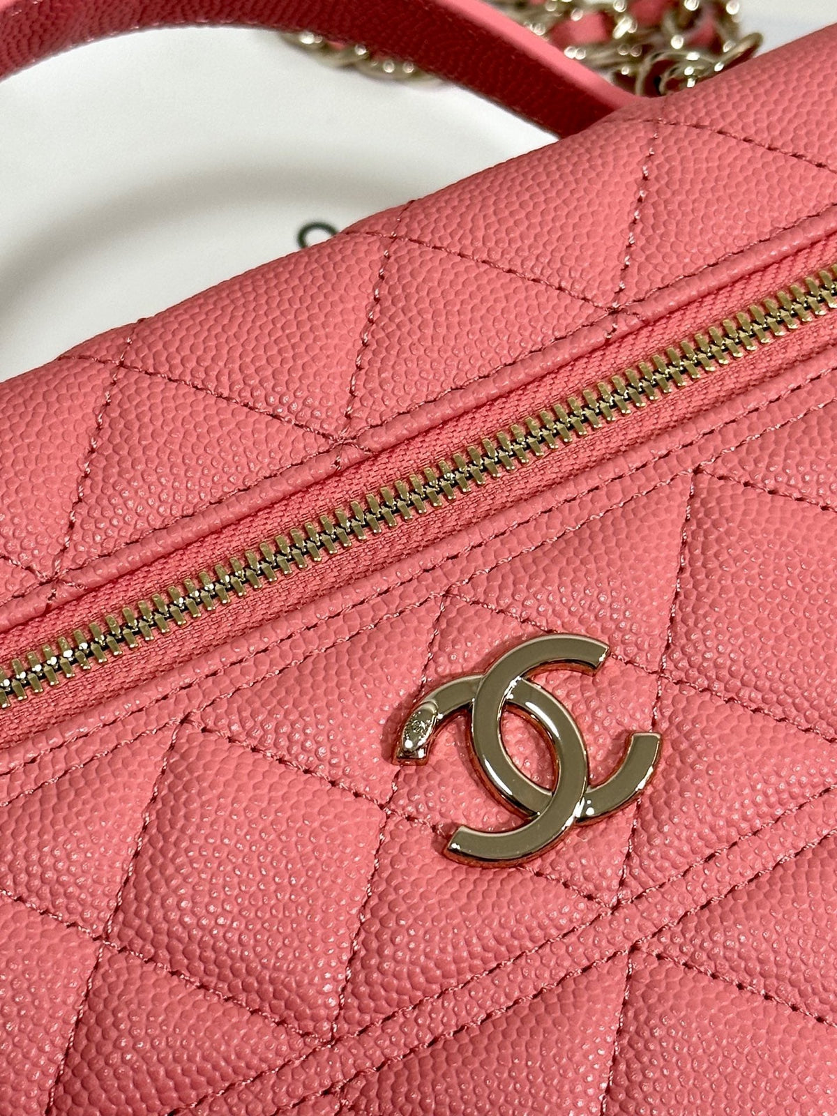 VANITY CASE 19 IN CONTESSA PINK CALFSKIN GOLD-TONE METALLIC