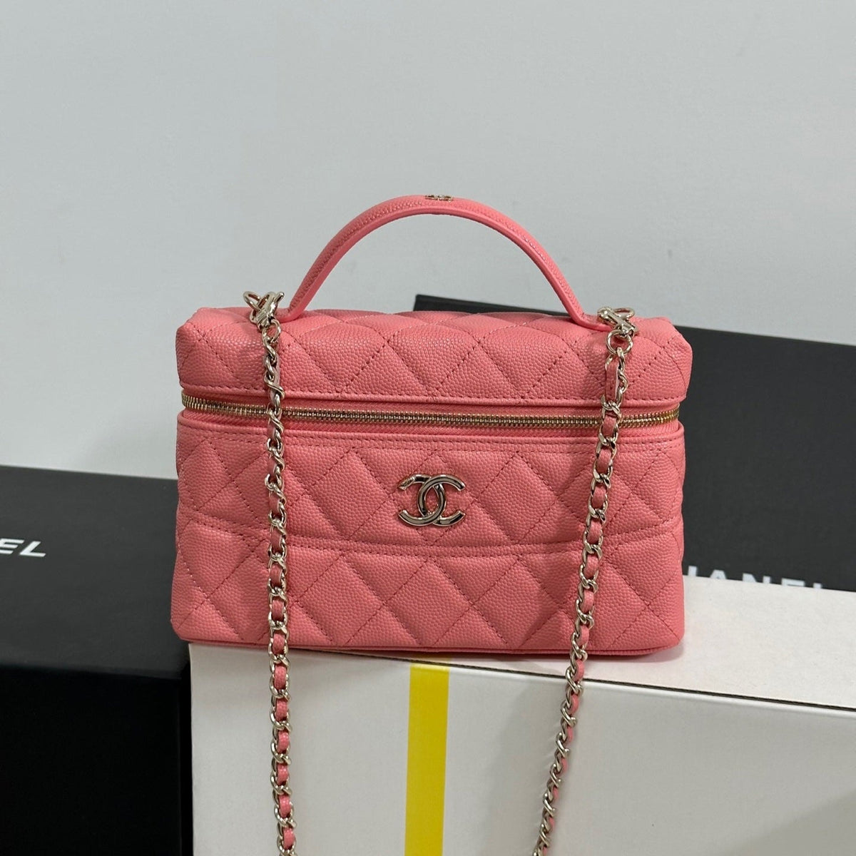 VANITY CASE 19 IN CONTESSA PINK CALFSKIN GOLD-TONE METALLIC
